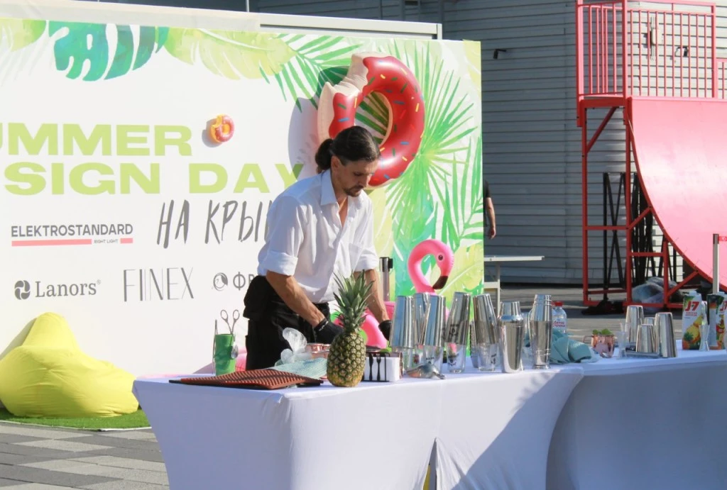 барная зона Summer Design Day на крыше с напитками и оформлением