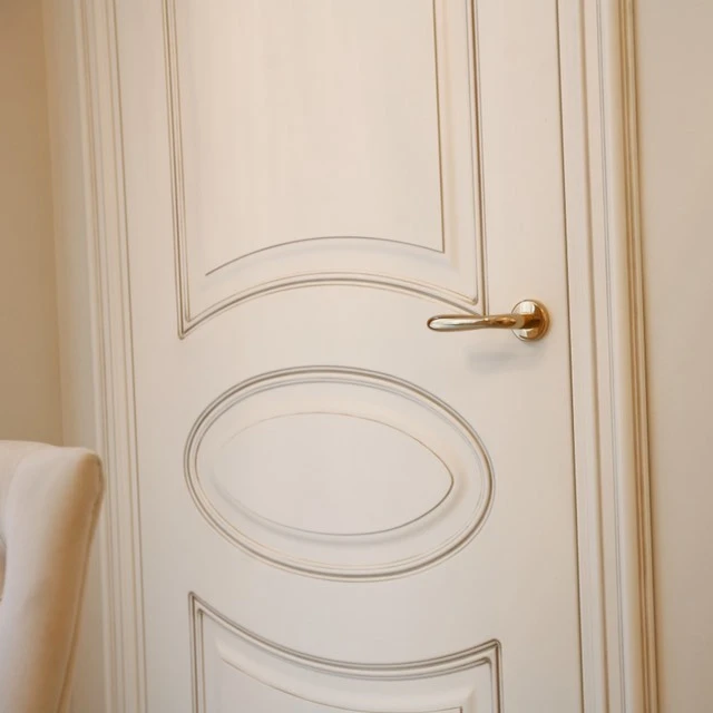 Светлый классический интерьер с декоративными дверями