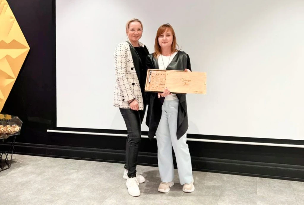 Любовь Фукс на мероприятии Фрамир вручает участнице деревянный Design Box