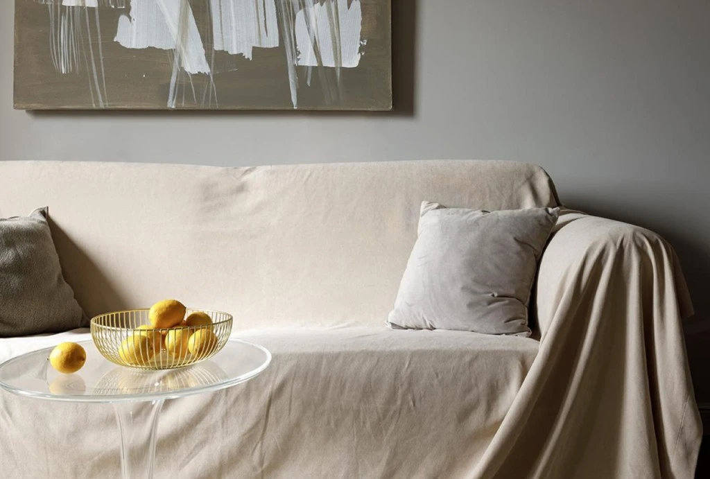 светлая гостиная с минималистичным декором в интерьере сталинки