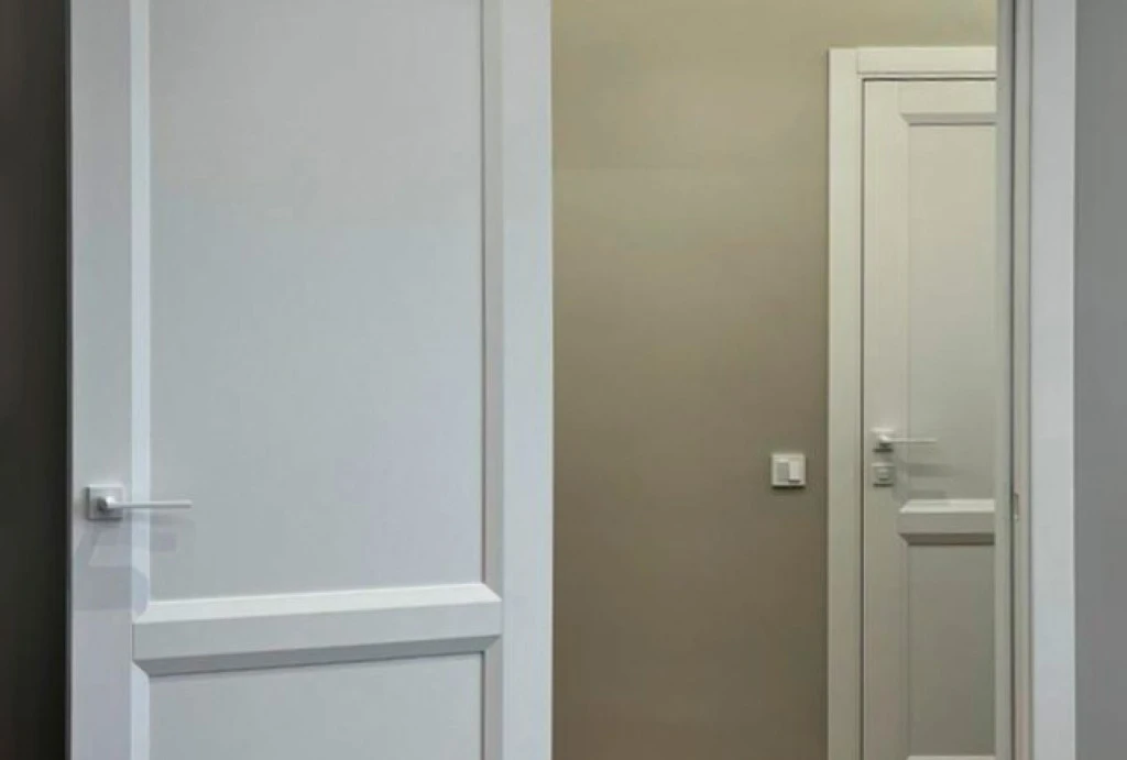 Интерьер с дверями нанотекс: имитация натуральных материалов и легкость в уходе (вариант 2)