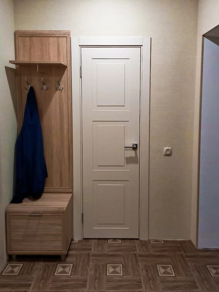 межкомнатная дверь Duet в прихожей с бежевой отделкой и мебелью из дерева