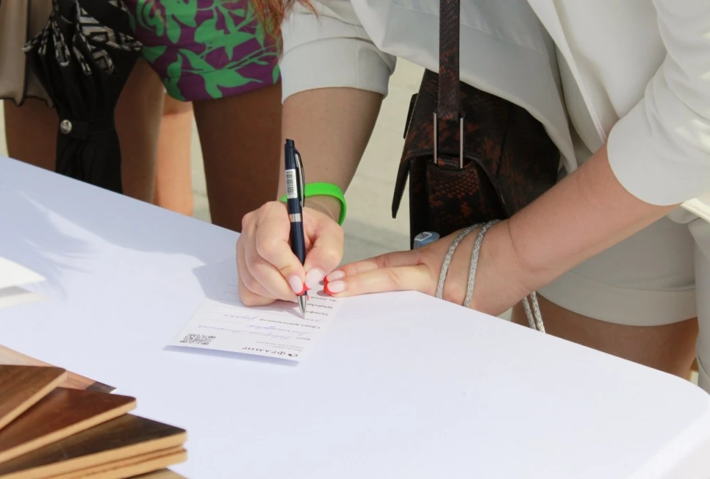 участница Summer Design Day заполняет анкету на мероприятии