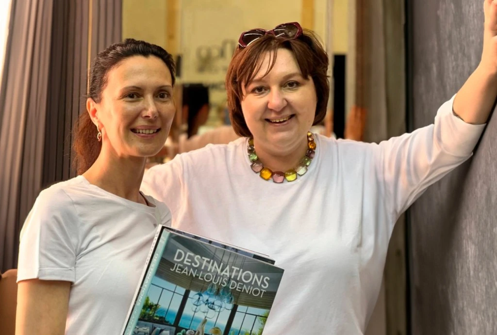 участницы мероприятия с книгой Destinations Жан-Луи Денио