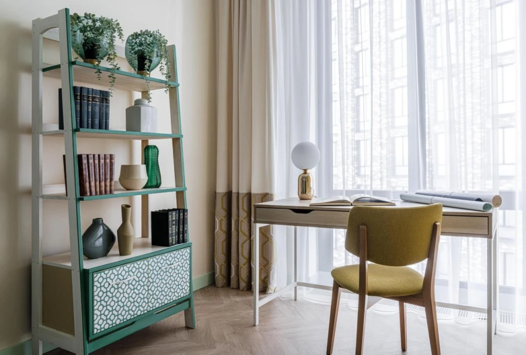 рабочая зона с декоративным стеллажом в квартире в стиле mid-century