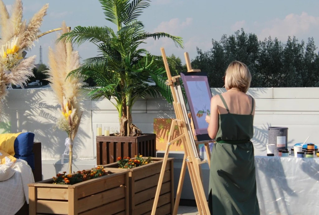 участница Summer Design Day рисует на мастер классе на крыше