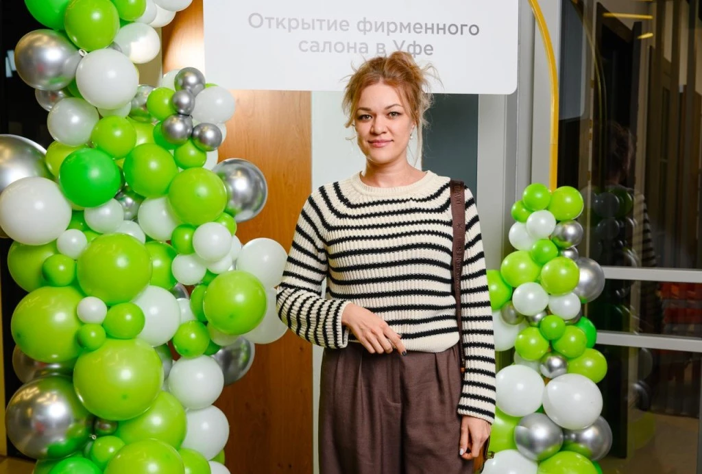 посетительница открытия фирменного салона Фрамир