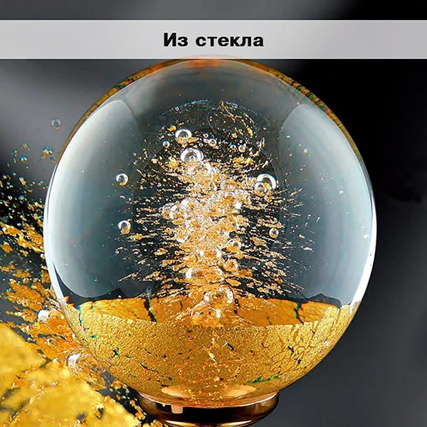 стеклянная дверная ручка с декоративным золотистым узором внутри в современном дизайне