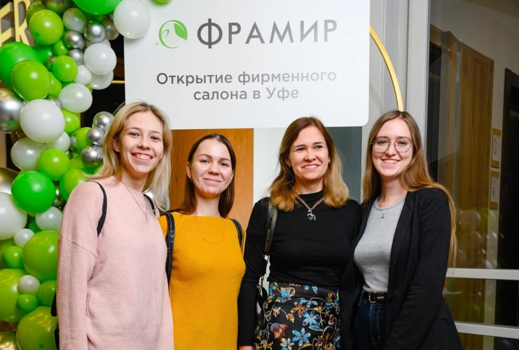 девушки на открытии фирменного салона Фрамир в Уфе