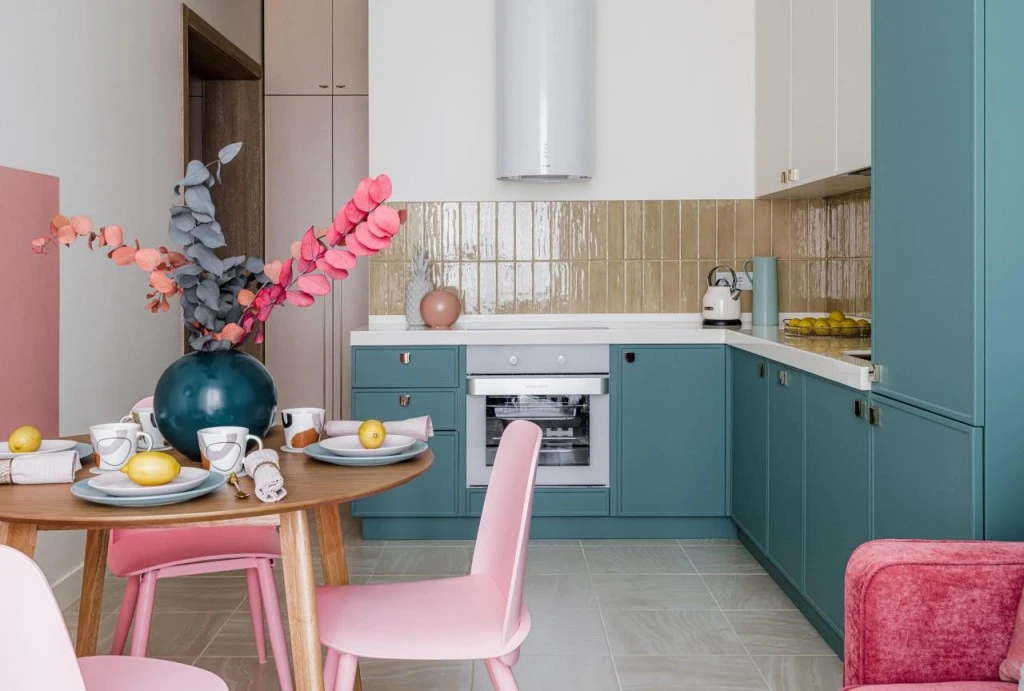 яркая кухня с бирюзовыми фасадами в квартире в стиле mid-century