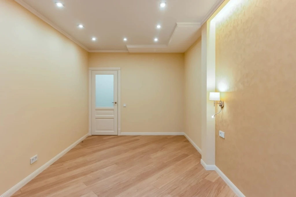 светлая комната в классическом стиле с межкомнатной дверью Elegance со стеклом