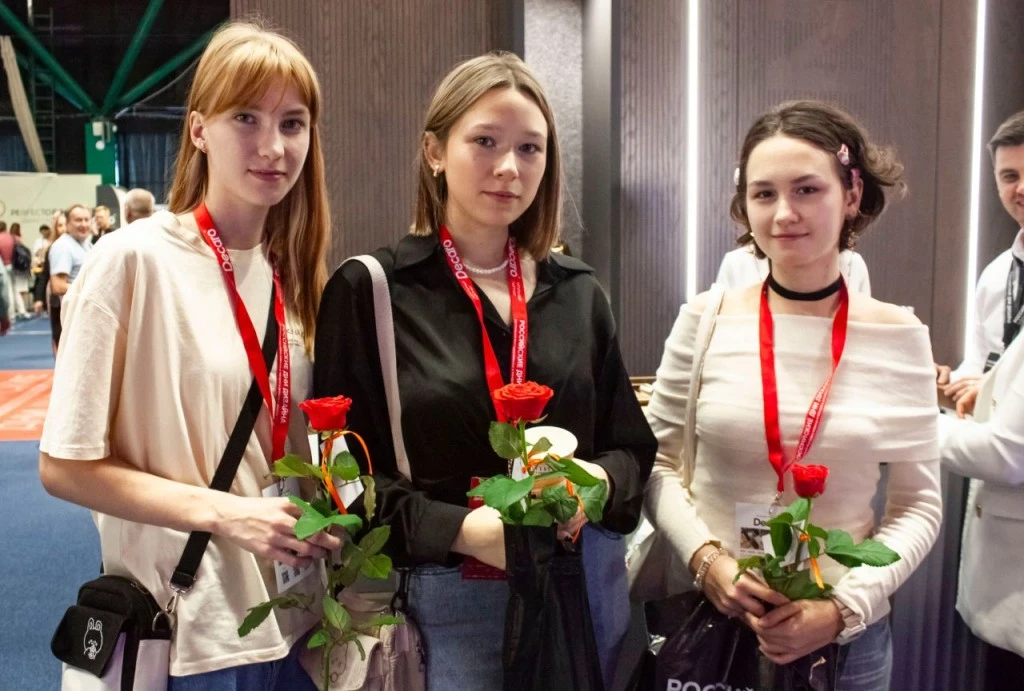 гости выставки Российские дни дизайна в Казани с подарками от Фрамир