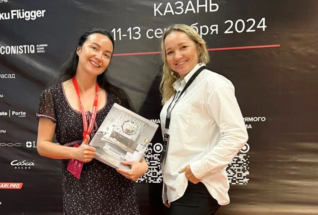 Любовь Фукс и участница с подарочной книгой на Российских днях дизайна в Казани