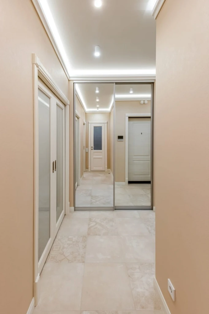 коридор в классическом стиле с дверями Elegance и зеркальным шкафом-купе