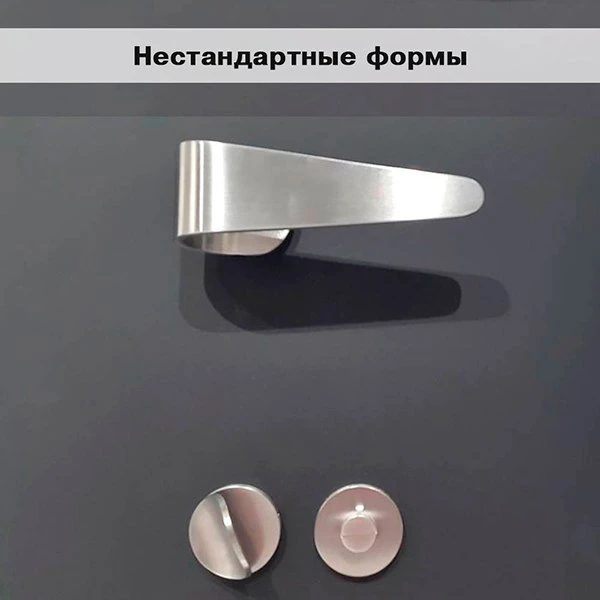 металлическая дверная ручка нестандартной формы в современном дизайне