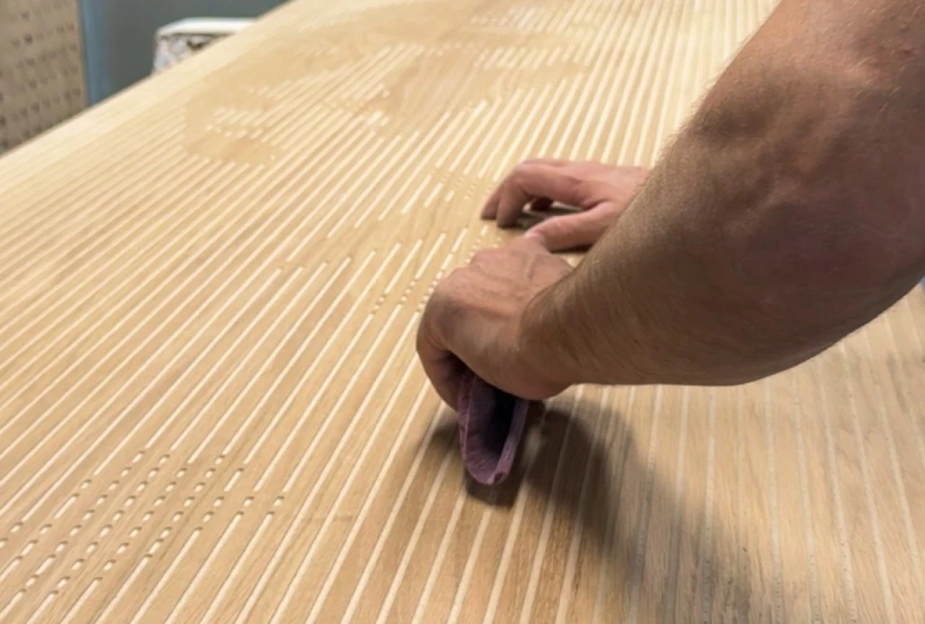 ручная обработка поверхности дверного полотна после фрезеровки на производстве Фрамир