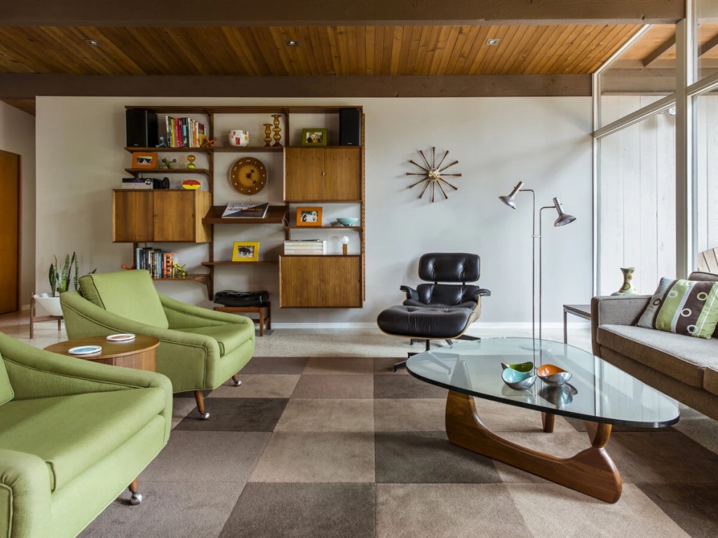 гостиная в стиле mid-century modern с винтажной мебелью и деревянными полками