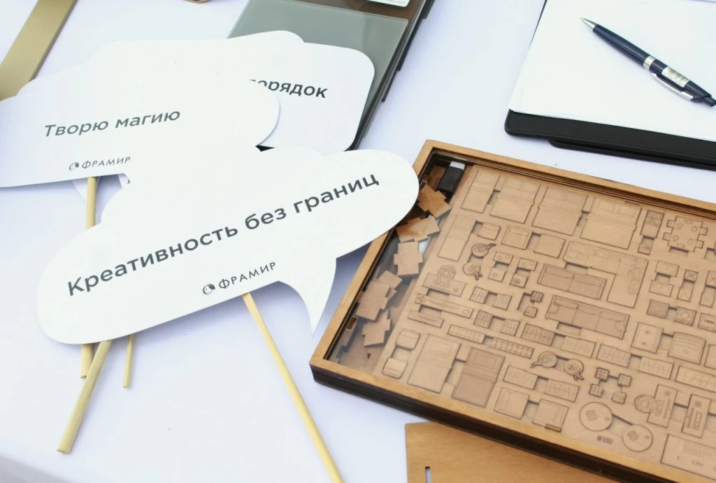 дизайн бокс Фрамир и карточки с надписями для гостей мероприятия