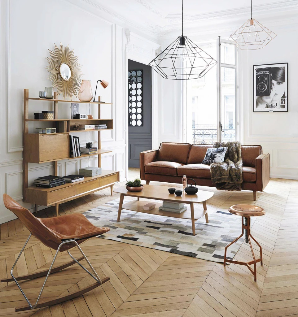 гостиная в стиле mid-century modern с кожаным диваном и деревянной мебелью