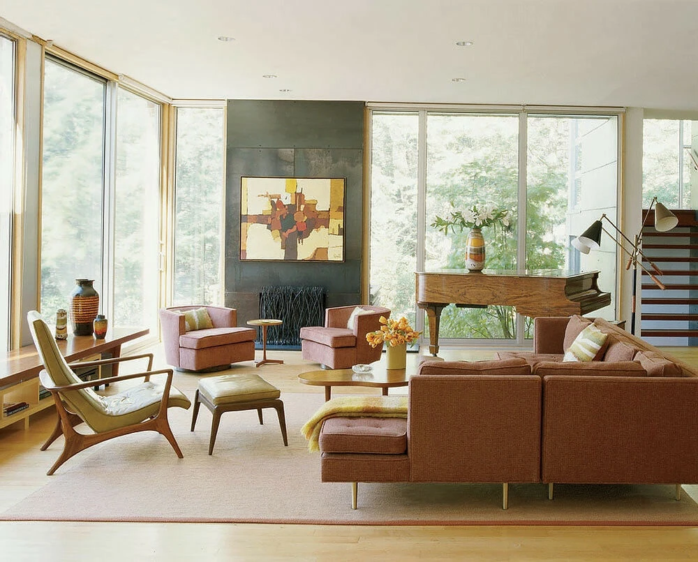просторная гостиная в стиле mid-century modern с панорамными окнами и деревянной мебелью