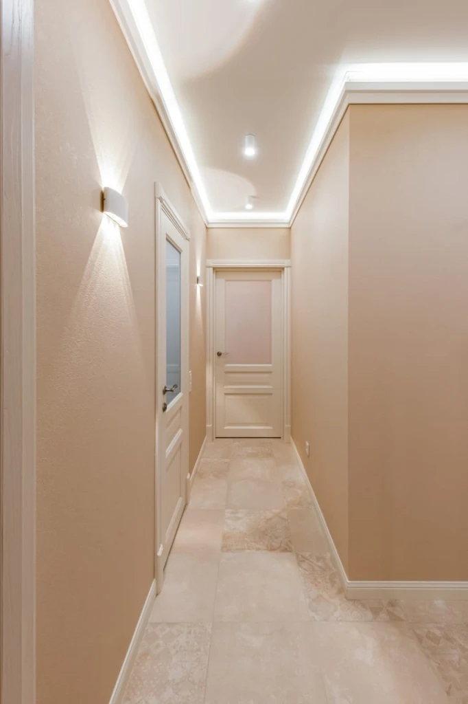 узкий коридор в классическом стиле с межкомнатными дверями Elegance