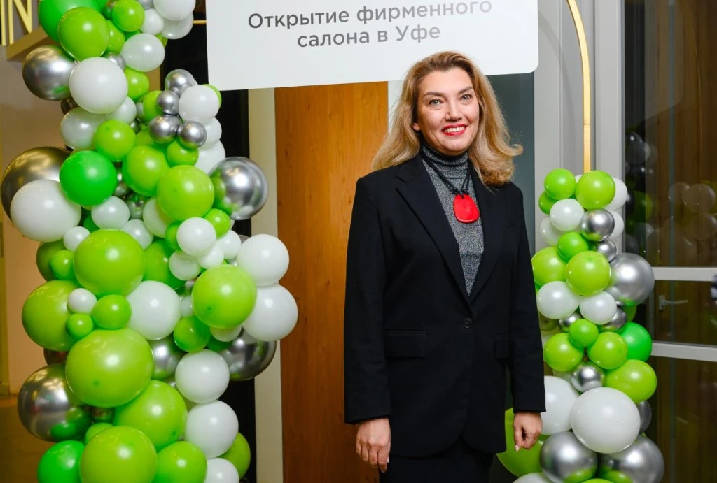 гостья у фотозоны на открытии салона Фрамир в Уфе