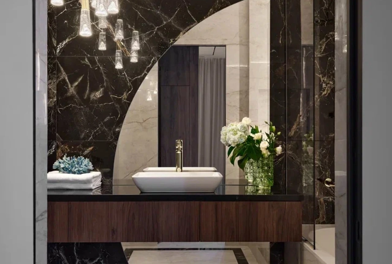 ванная комната с тумбой из шпона ореха, чёрным мрамором и арочным зеркалом