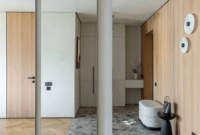 коридор с двумя дверями Base 1 в шпоне дуб грано и стеновыми панелями из шпона