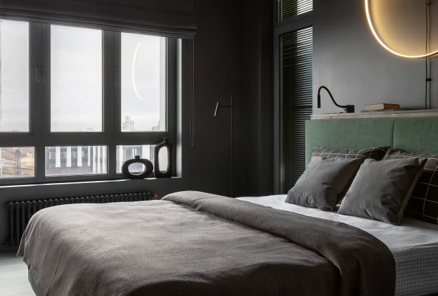 спальня в тёмных тонах с мягкими акцентами в квартире Savin house