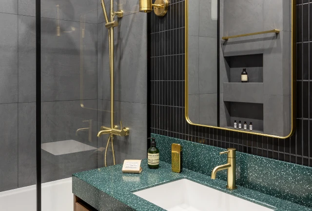 ванная комната с акцентной отделкой в интерьере квартиры Savin house