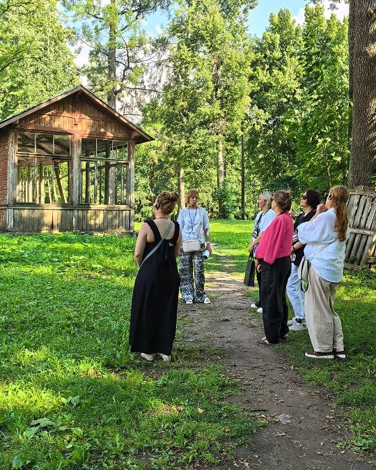спикеры АрхДиалога на экскурсии по территории усадьбы Демидова в Тайцах