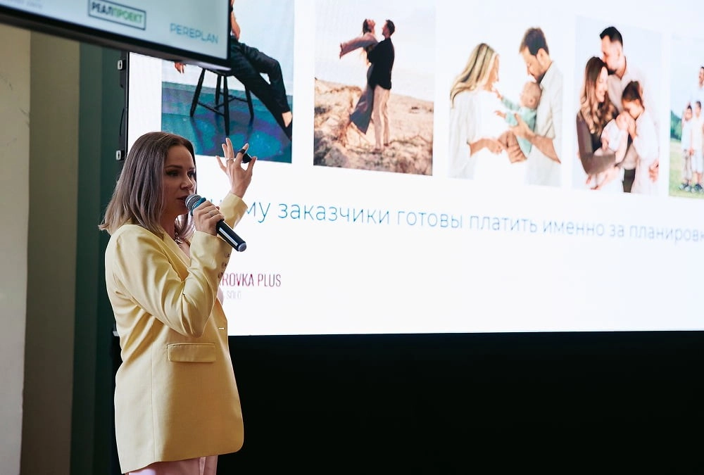 выступление спикера о работе с заказчиками на конференции АрхДиалог