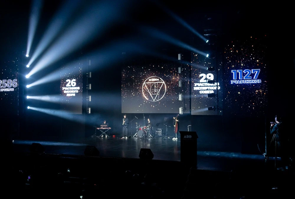 сцена церемонии ADD AWARDS с выступлением и световым шоу