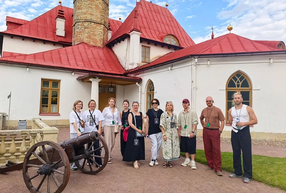 спикеры АрхДиалога у Приоратского дворца в Гатчине